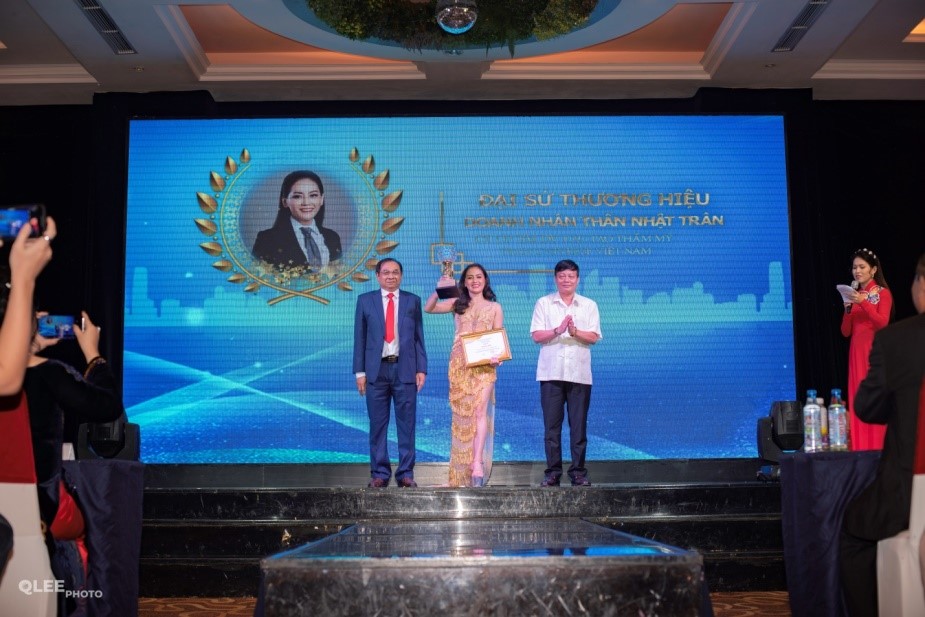 Doanh nhân Thân Nhật Trân nhận giải thưởng Đại sứ Thương hiệu