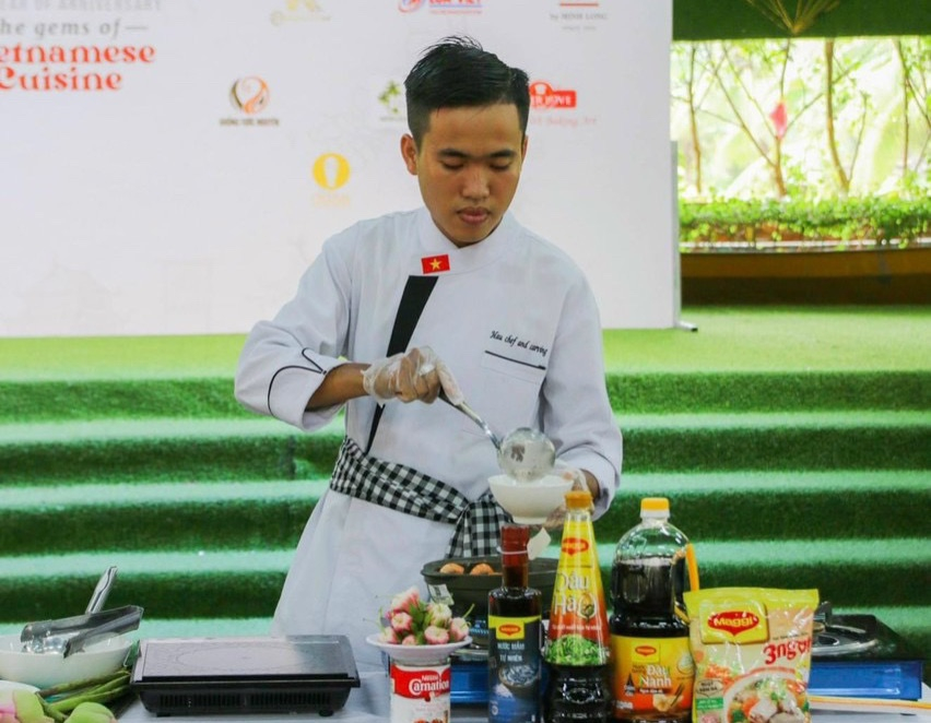 Đầu bếp Võ Công Hậu hỗ trợ biểu diễn tại cuộc thi The Future Chef tại bến tre
