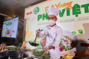 Đầu bếp Võ Công Hậu tại phở bay