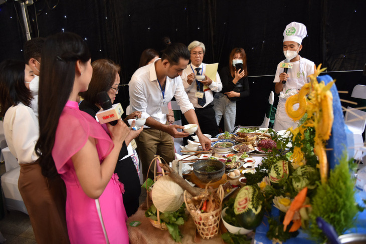 Võ Công Hậu tại cuộc thi phở